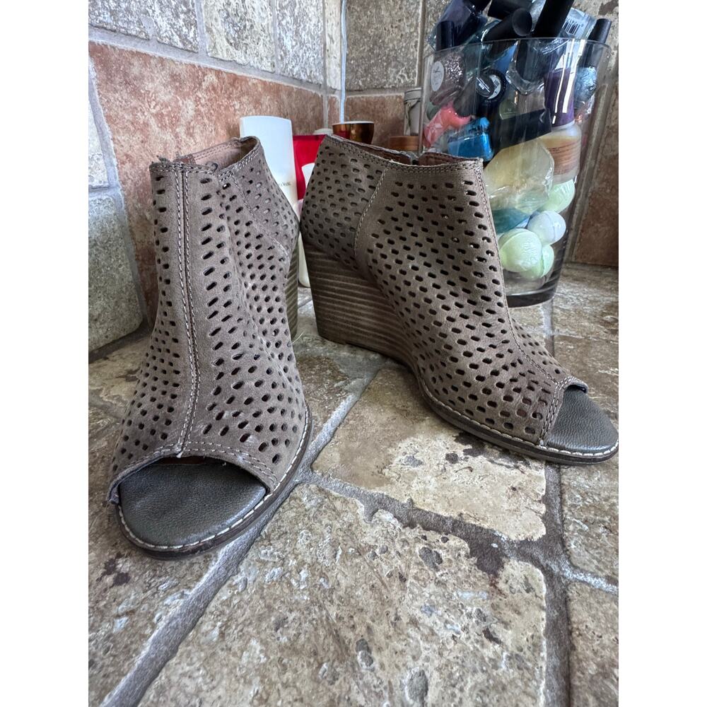 Lucky brand size 6 brown booties